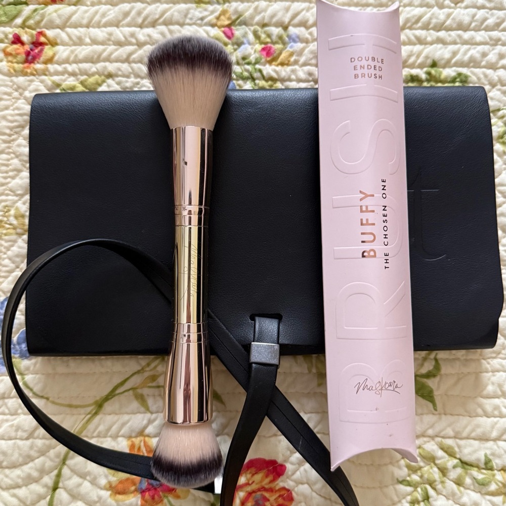 New Buffy Brush / Blush & Bronzer brush and EUC Brush holder case. RESERVED